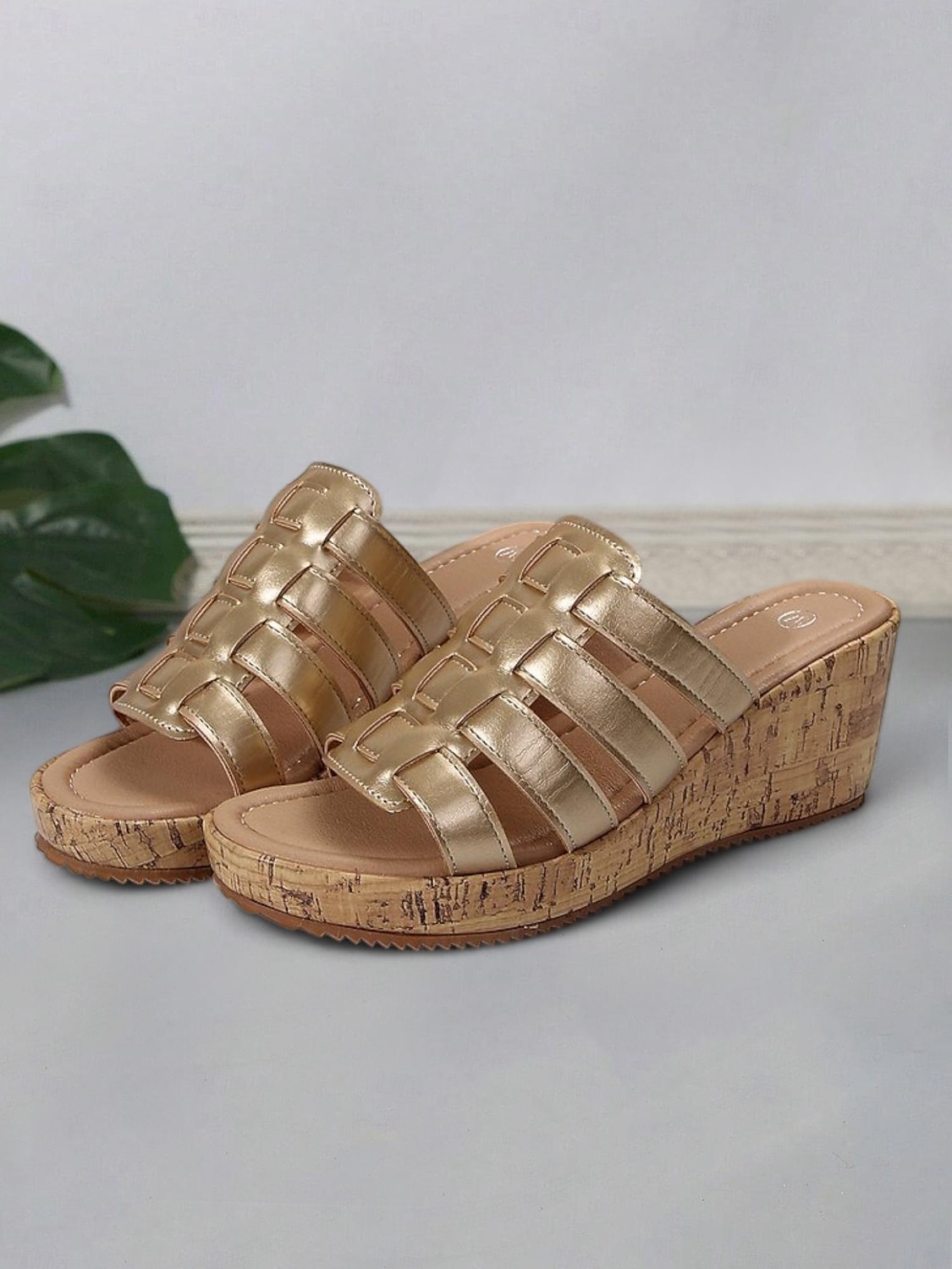 sandales compensées dorées à lanières pour femmes avec semelle en imitation liège – chaussures d'été élégantes pour les tenues décontractées et de plage de 2025 ? $26.99 –P1