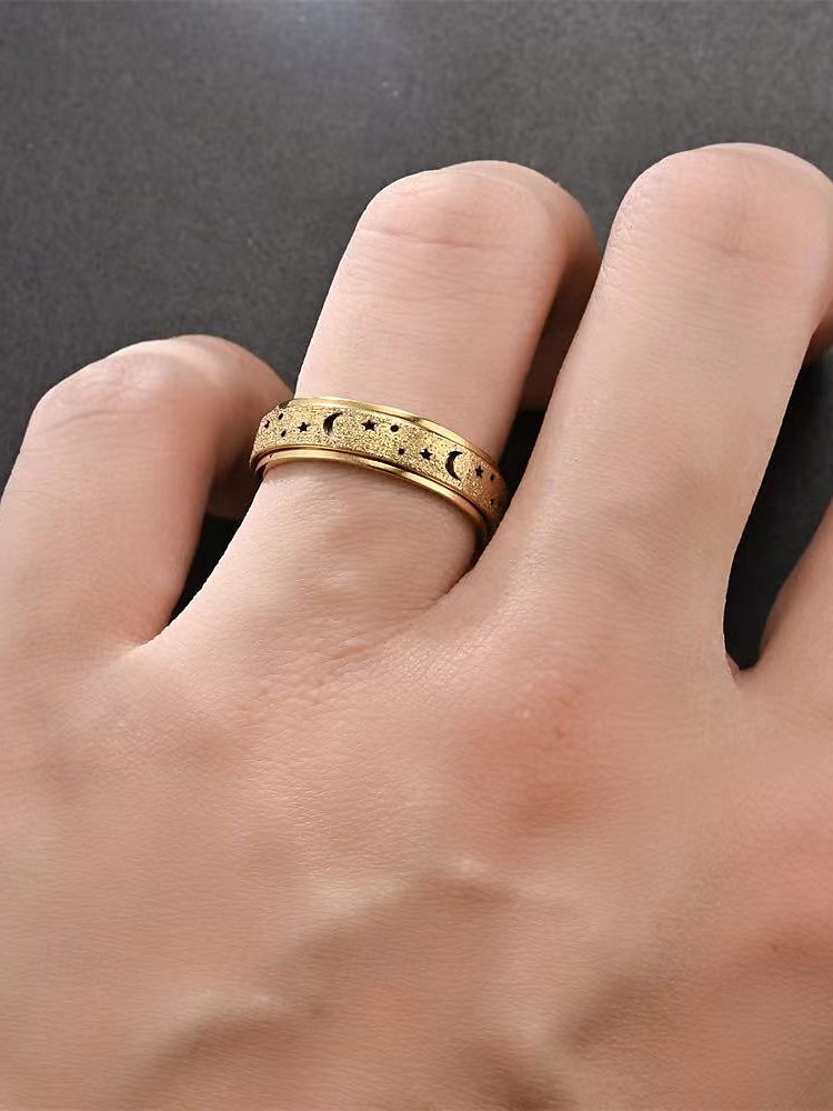 anello spinner da uomo con design a luna e stelle – regolabile, in acciaio inossidabile e che cambia colore, ideale per alleviare lo stress e per l'abbigliamento casual del 2025 a $9.99 –P1