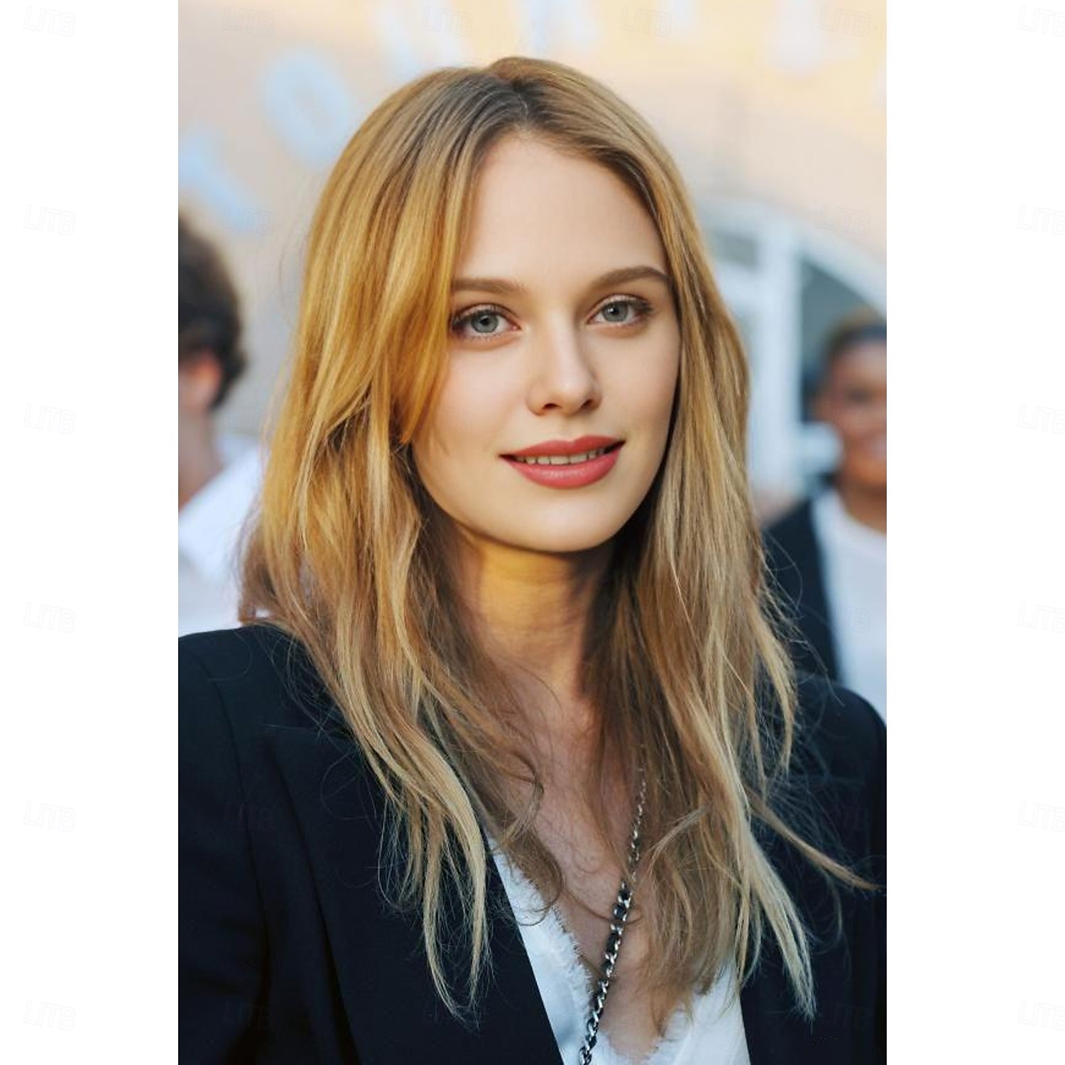 Pelucas inspiradas en Vanessa Paradis Peluca sintética Peluca ondulada asimétrica Peluca de longitud media Cabello sintético rubio Diseño de moda para mujer Rubio natural suave 2025 - $19.99 –P1