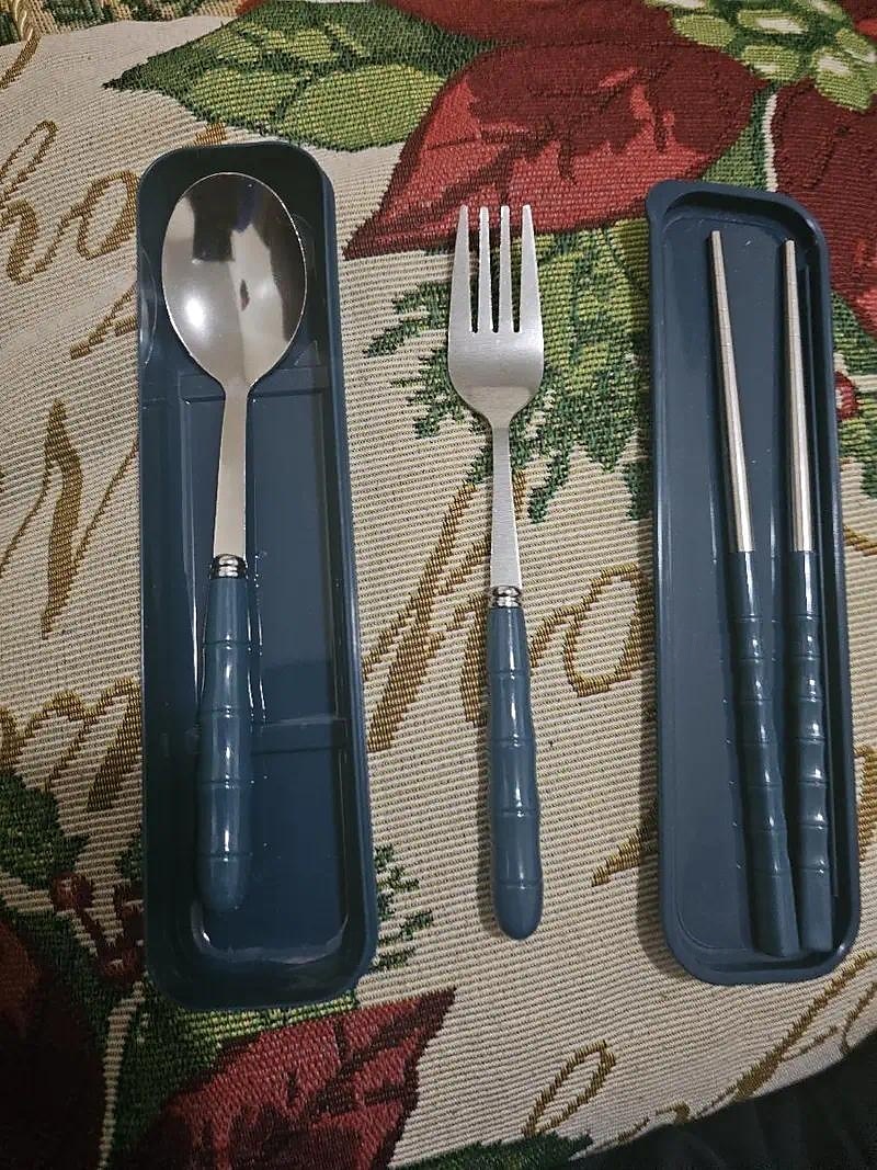 Ensemble d'ustensiles de camping 3 en 1 en acier inoxydable avec couvercle en plastique réutilisable, ensemble de cuillères, fourchettes et baguettes portables pour pique-nique en camping de 2025 ? $6.99 –P4