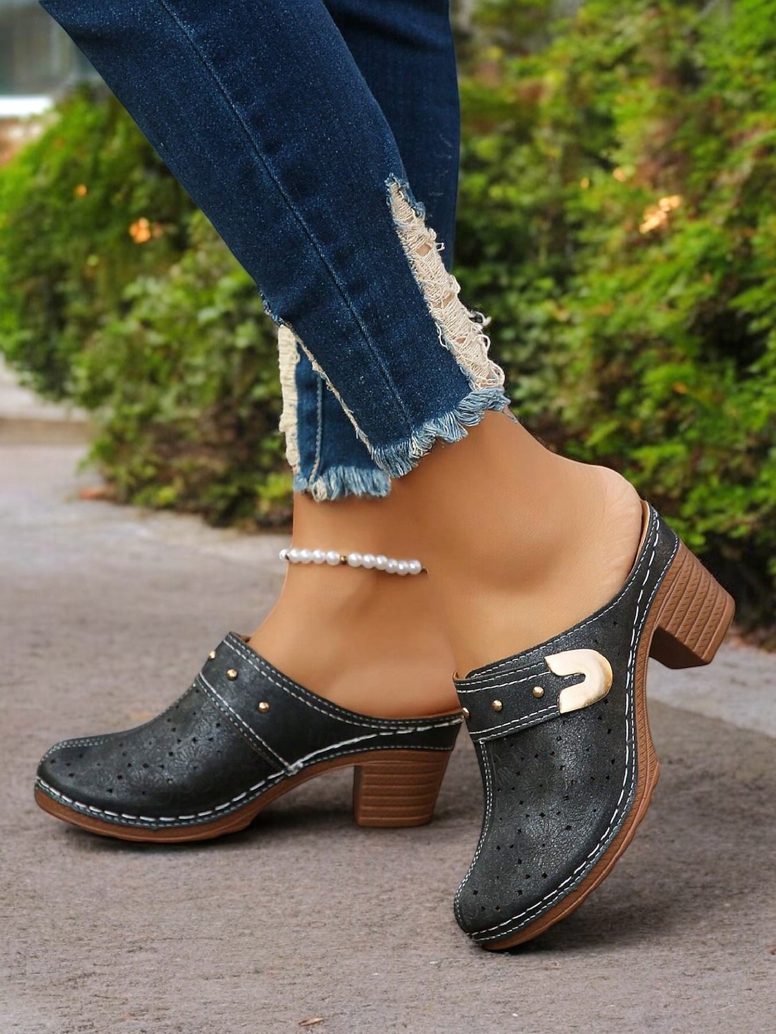 mules perforées à fleurs rouges pour femmes avec talon bloc et détails cloutés - sabots confortables à enfiler pour les sorties décontractées et la mode printanière de 2025 ? $24.99 –P4