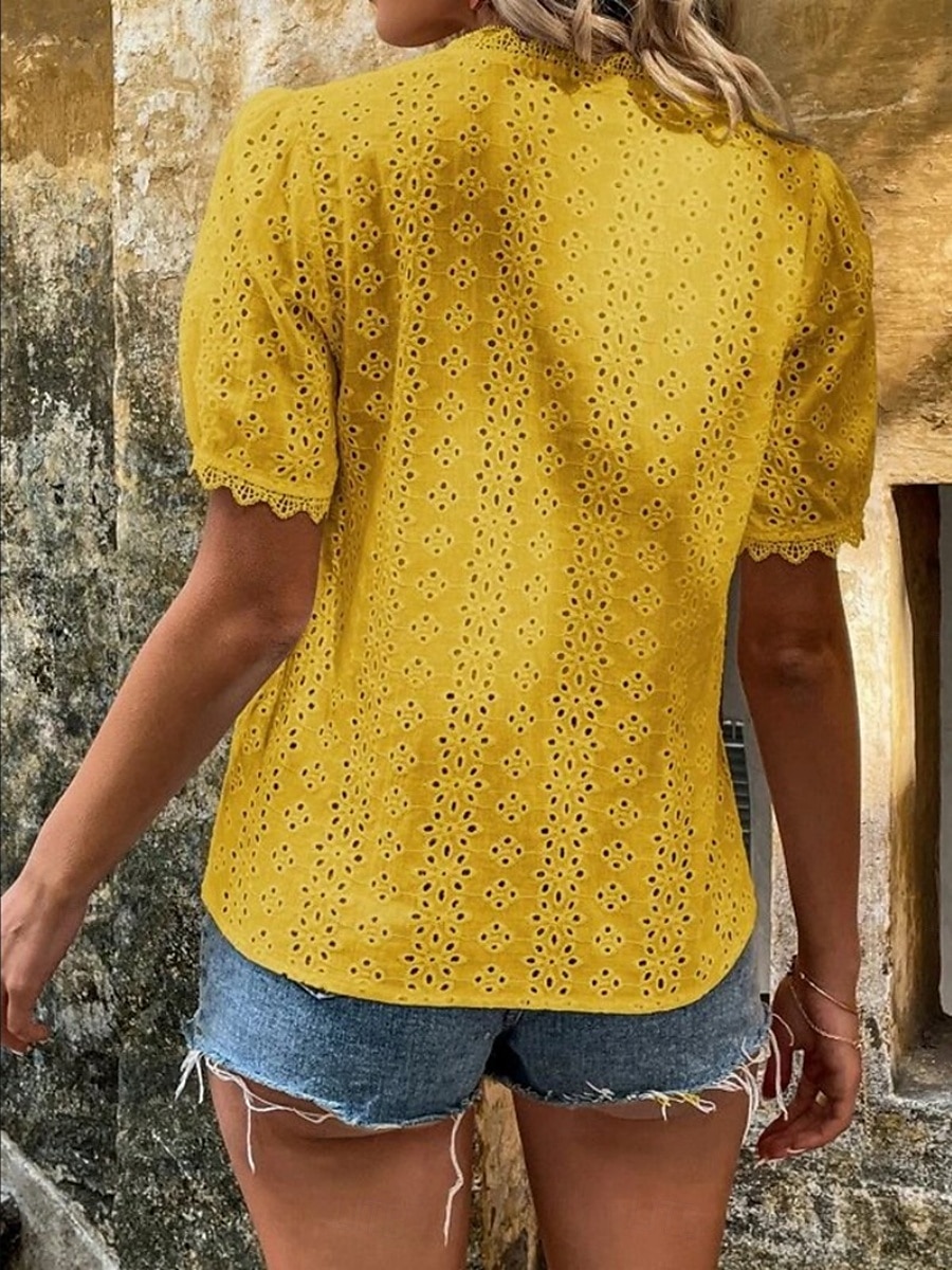 Blouses en dentelle élégantes blanches pour femmes blouse à œillets décontractée unie régulière à manches courtes en V dentelle œillets coupe régulière quotidienne blancs jaunes romantiques petits de 2025 ? $21.99 –P11