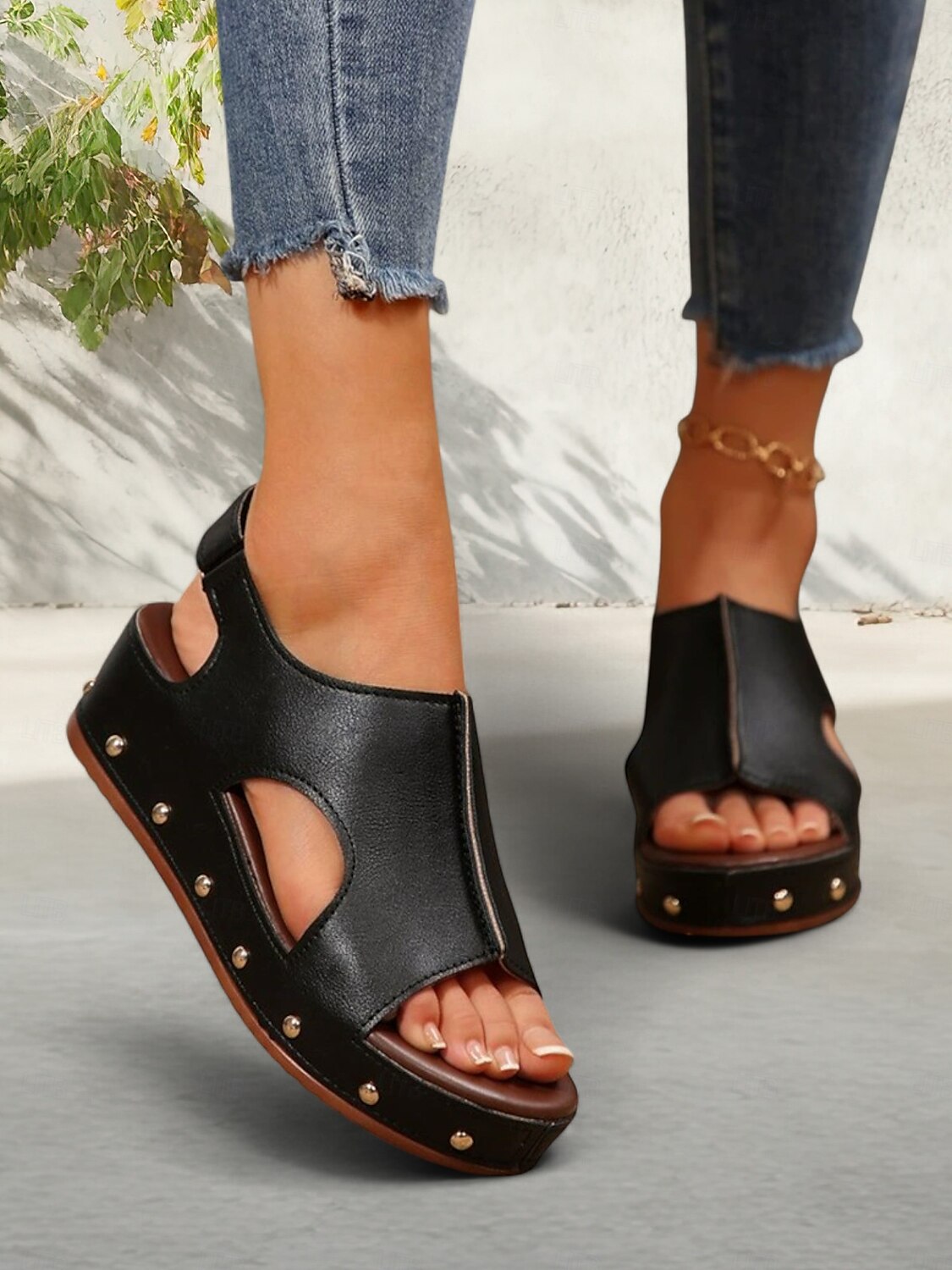sandales compensées découpées noires pour femmes avec détails cloutés et semelle plateforme confortable - chaussures d'été tendance pour les sorties décontractées et à la plage de 2025 ? $26.99 –P3