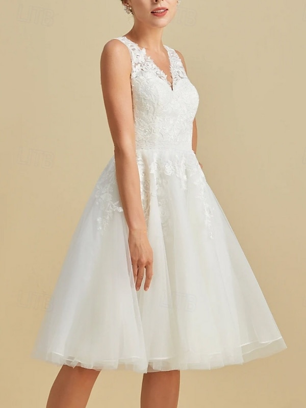 Abiti bianchi per la piccola laurea Abiti da matrimonio Abito A-Line Collo a V Senza maniche Lunghezza ginocchio in raso Abiti da sposa con applicazioni del 2025 a $171.99 –P3