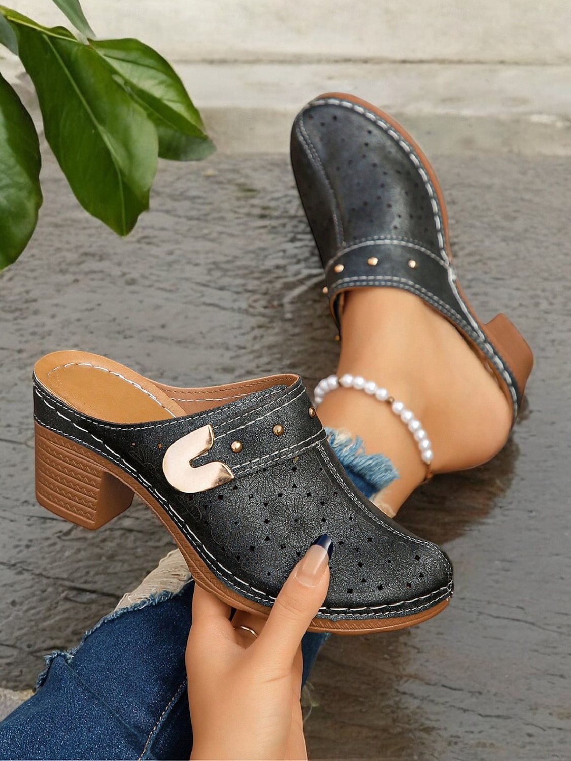mules perforées à fleurs rouges pour femmes avec talon bloc et détails cloutés - sabots confortables à enfiler pour les sorties décontractées et la mode printanière de 2025 ? $24.99 –P5