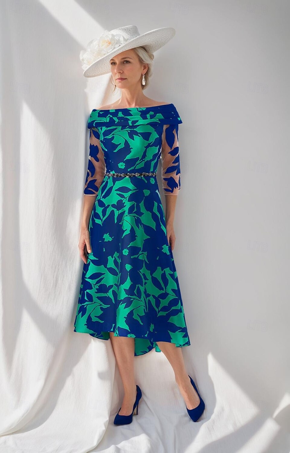 A-linjeformad klänning Brudens mor Klänning Elegant Enkel Båt hals snitt Tea-längd Satin 3/4-lång ärm med blommigt tryck Plisseringar Derbyklänning Raceday Klänning Bröllopsgästklänning 2025 2025 - $189.99 –P5