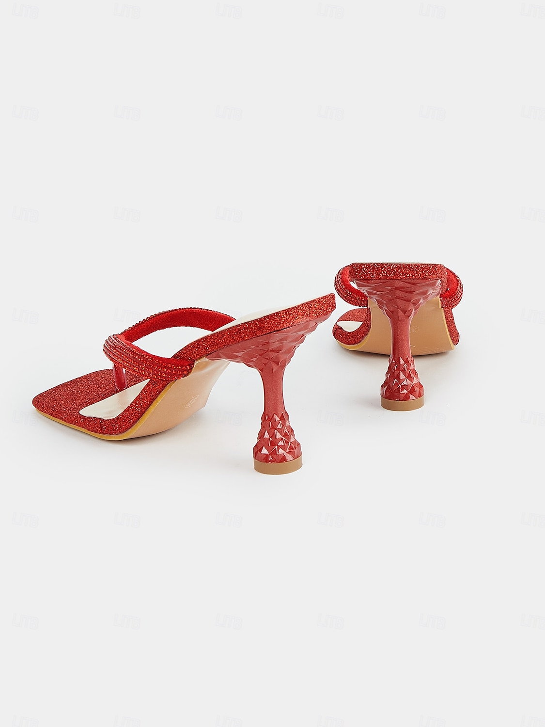 sandali bassi a V con glitter verdi: sandali aperti eleganti e unici per donna, con punta affilata e dettagli glitterati, ideali per le occasioni serali e festive. del 2025 a $32.99 -P4