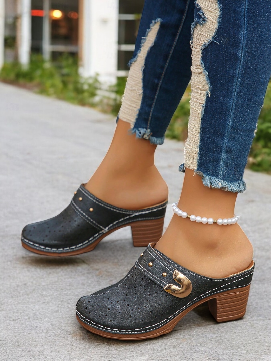 mules perforées à fleurs rouges pour femmes avec talon bloc et détails cloutés - sabots confortables à enfiler pour les sorties décontractées et la mode printanière de 2025 ? $24.99 –P2