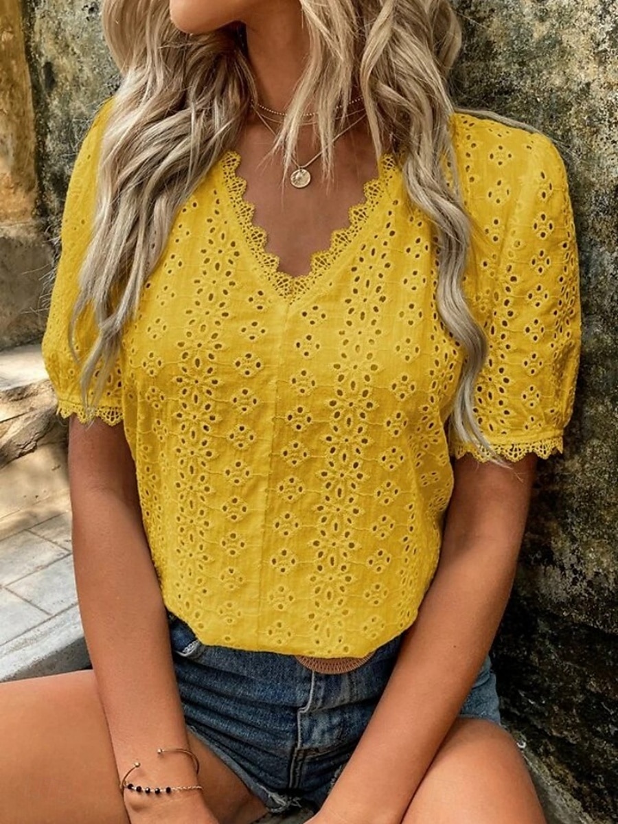 Blouses en dentelle élégantes blanches pour femmes blouse à œillets décontractée unie régulière à manches courtes en V dentelle œillets coupe régulière quotidienne blancs jaunes romantiques petits de 2025 ? $21.99 –P8