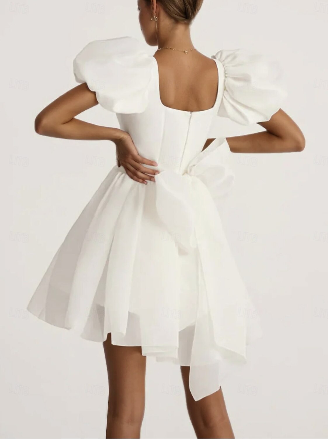 Abiti Bianchi di Fidanzamento Piccole Lauree Abiti da Sposa A-Line Scollo Quadrato Maniche Corte Corti/Mini Satin Abiti da Sposa con Cintura/Fascetta Fiocco(i) del 2025 a $155.99 –P2
