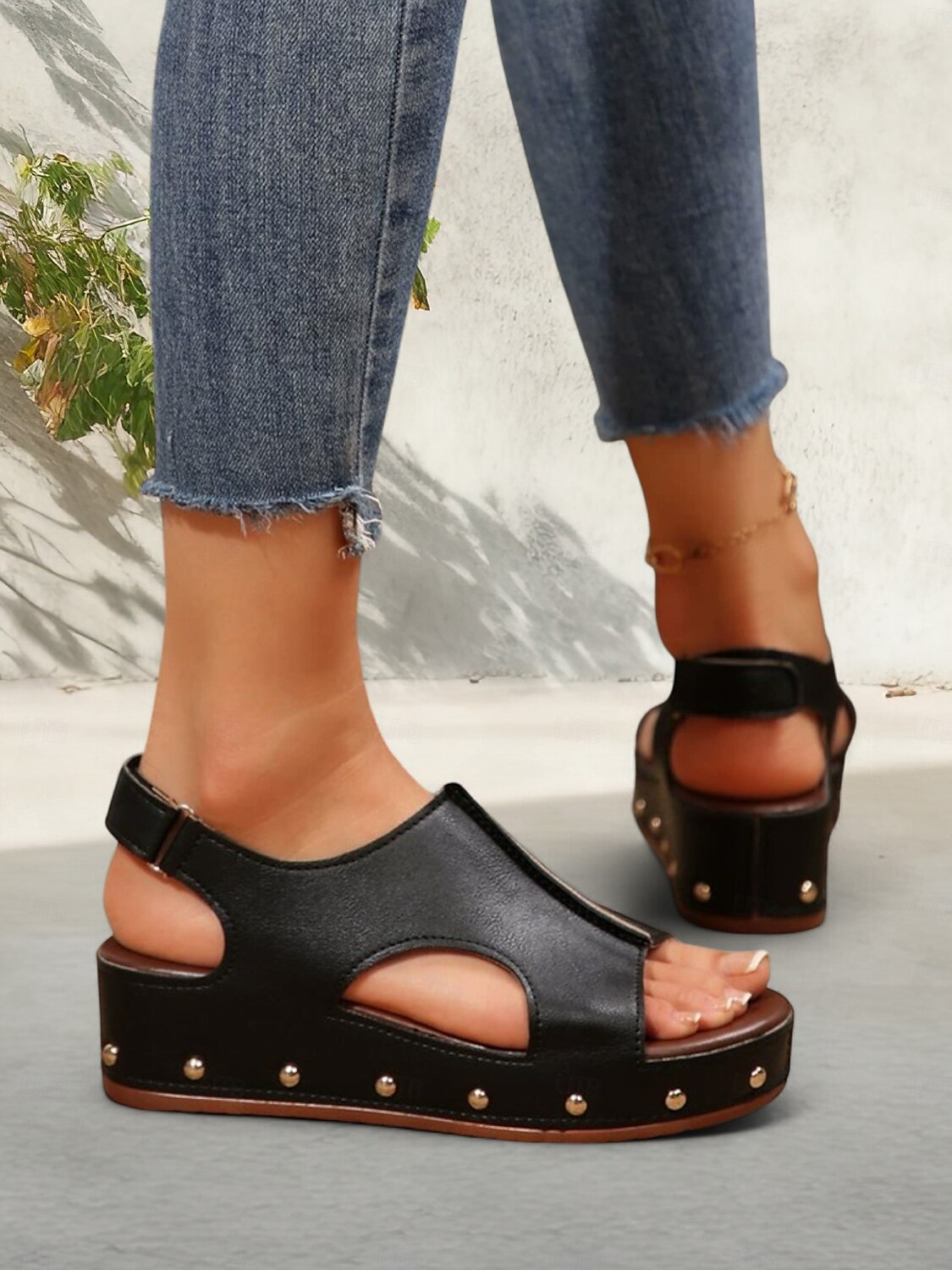 sandales compensées découpées noires pour femmes avec détails cloutés et semelle plateforme confortable - chaussures d'été tendance pour les sorties décontractées et à la plage de 2025 ? $26.99 –P5