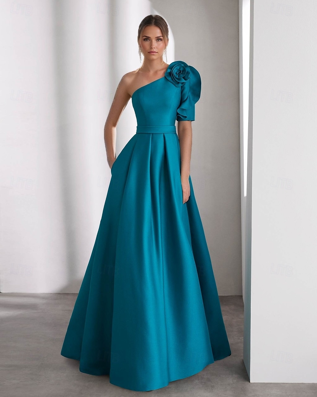 Robe de soirée A-line élégante robe de mariage longueur au sol manches courtes une épaule robe de la mère de la mariée champagne en satin avec fleur à l'épaule de 2025 ? $167.99 –P1