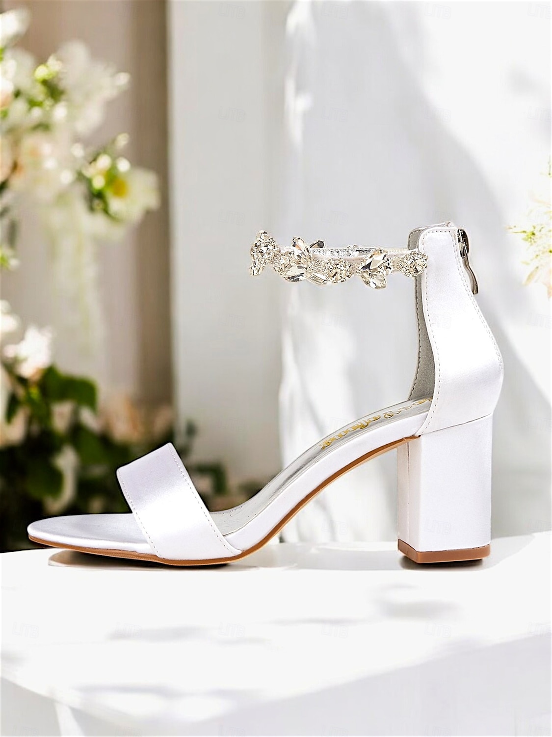 weiße Satin-Brautsandalen mit Blockabsatz und floralem Fesselriemchen – perfekt für Hochzeiten und Empfänge 2025 - $46.99 –P1