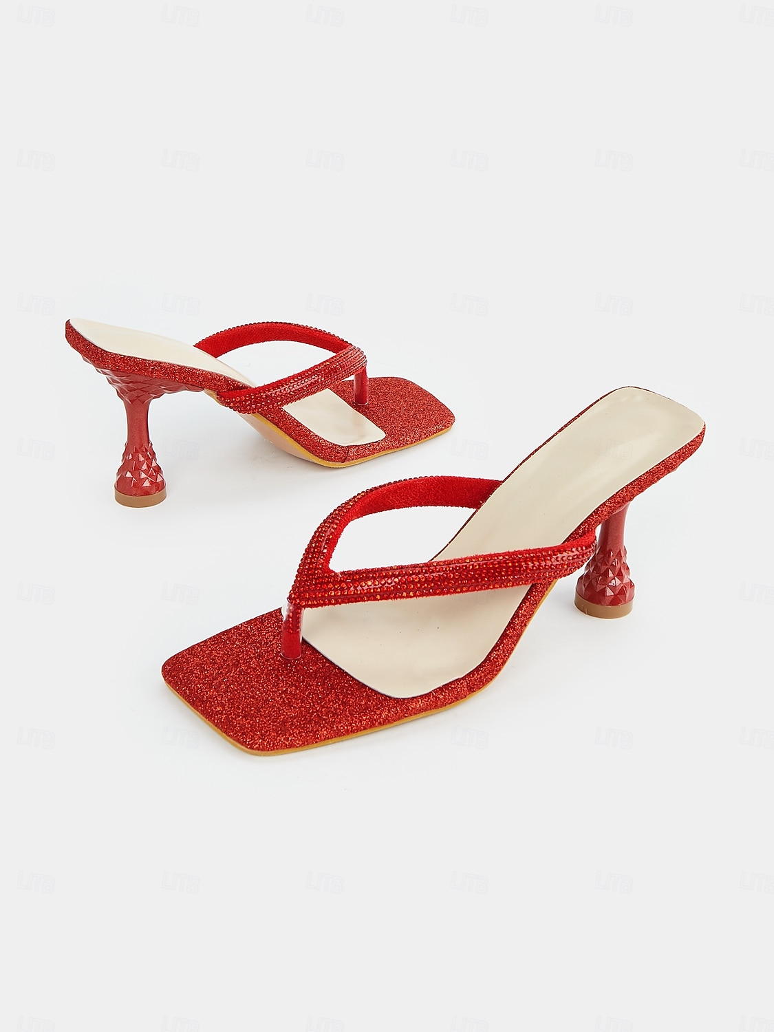 sandali bassi a V con glitter verdi: sandali aperti eleganti e unici per donna, con punta affilata e dettagli glitterati, ideali per le occasioni serali e festive. del 2025 a $32.99 -P3