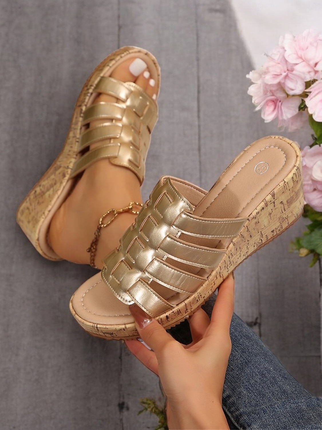 sandales compensées dorées à lanières pour femmes avec semelle en imitation liège – chaussures d'été élégantes pour les tenues décontractées et de plage de 2025 ? $26.99 –P4