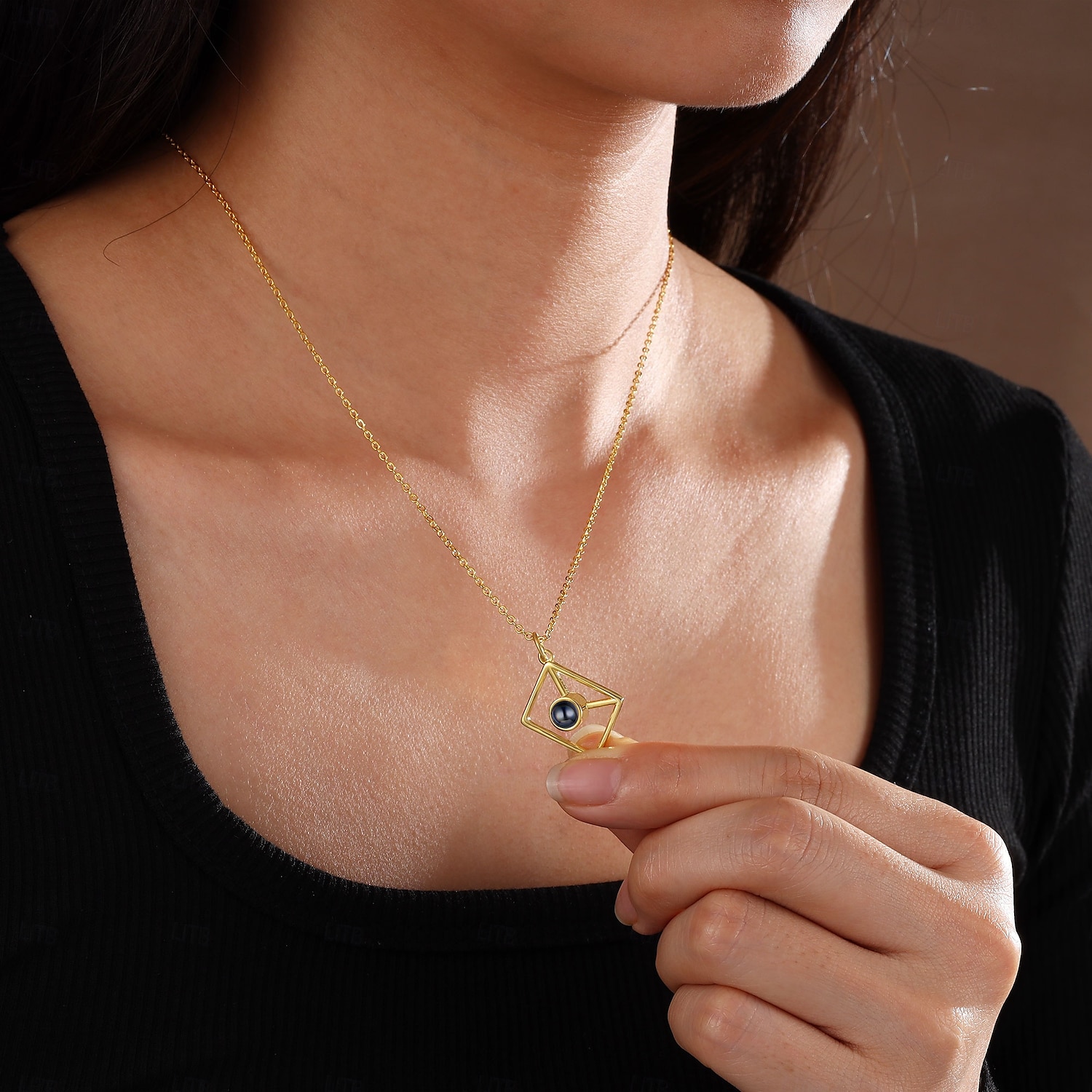 Colar de Projeção de Foto Personalizado - O Melhor Presente para Mãe – Pingente em Forma de Envelope com Pedra de Projeção Preta Presente Perfeito de Casamento ou Ocasião Especial de 2025 por $29.99 –P8