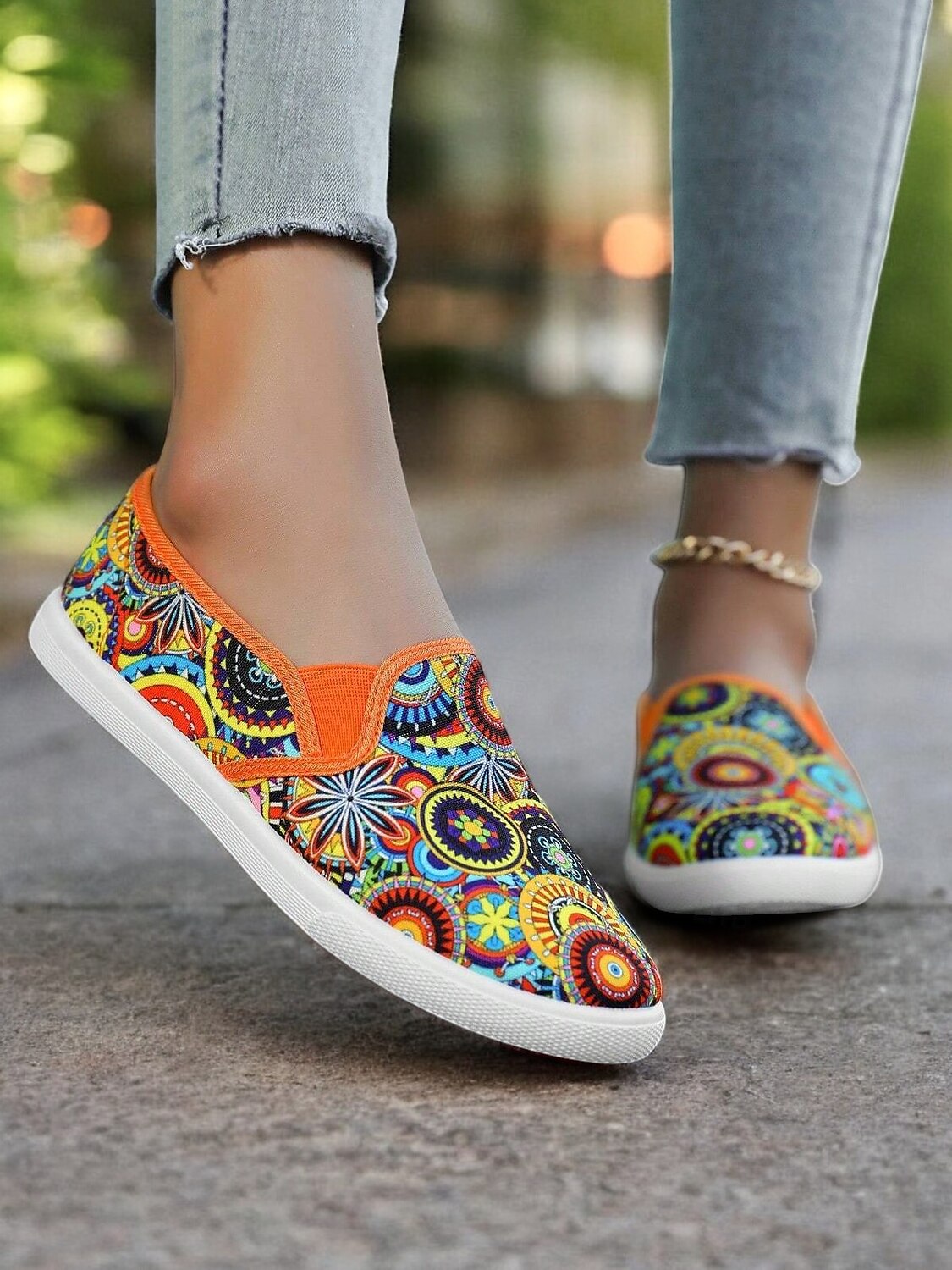 chaussures à enfiler en toile à imprimé mandala vibrant pour femmes – chaussures plates décontractées et confortables pour le quotidien et les voyages de 2025 ? $18.99 –P5