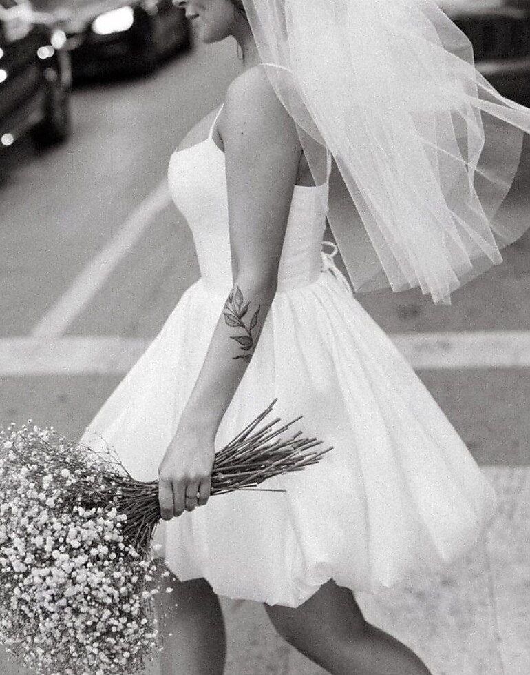 Abiti Bianchi per Piccole Lauree Matrimonio Abiti a Forma di A Spaghetti Senza Maniche Corto  Mini Satin Abiti da Sposa con Pieghe del 2025 a $155.99 –P3