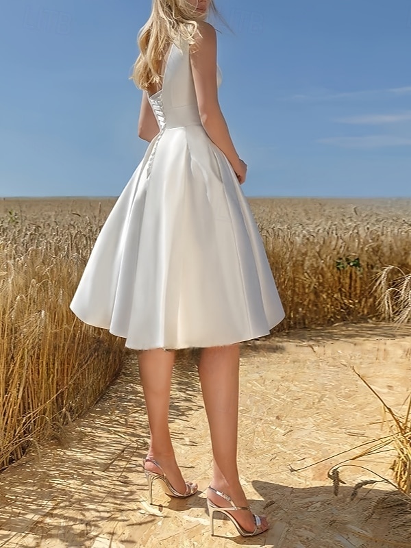 Impegno Piccola Laurea Abiti Bianchi Vestiti da Sposa A-Line Scollo a Barca Senza Maniche Lungo al Ginocchio Abiti da Sposa in Raso Con Pieghe 2025 del 2025 a $141.99 –P2