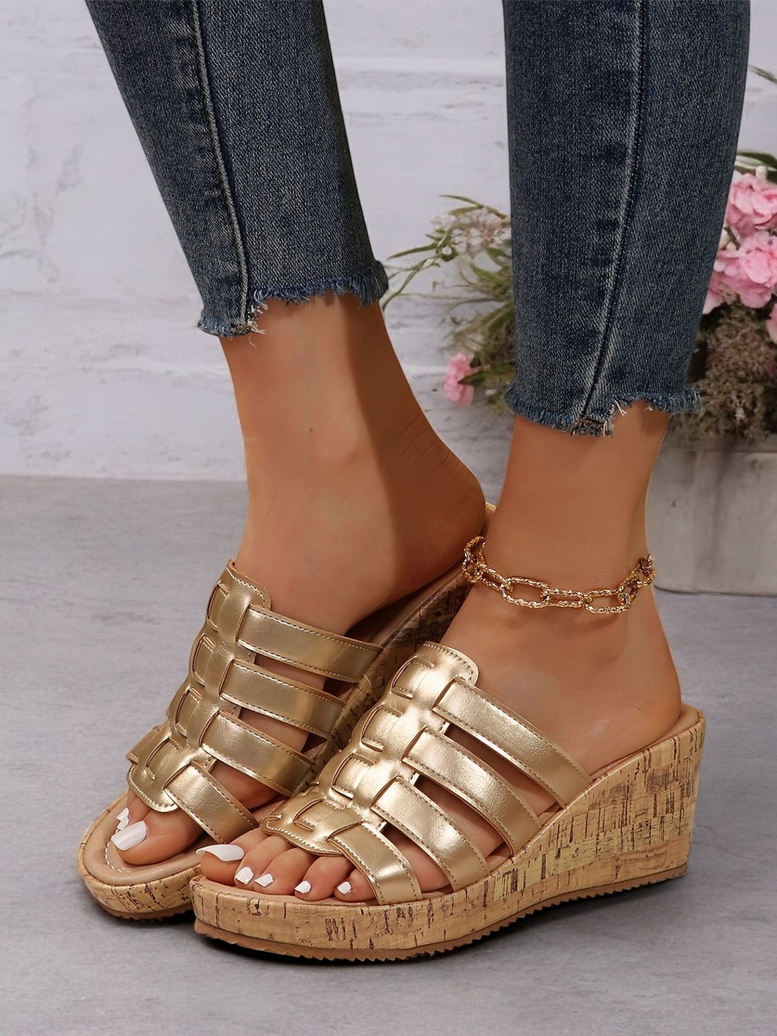 sandales compensées dorées à lanières pour femmes avec semelle en imitation liège – chaussures d'été élégantes pour les tenues décontractées et de plage de 2025 ? $26.99 –P2