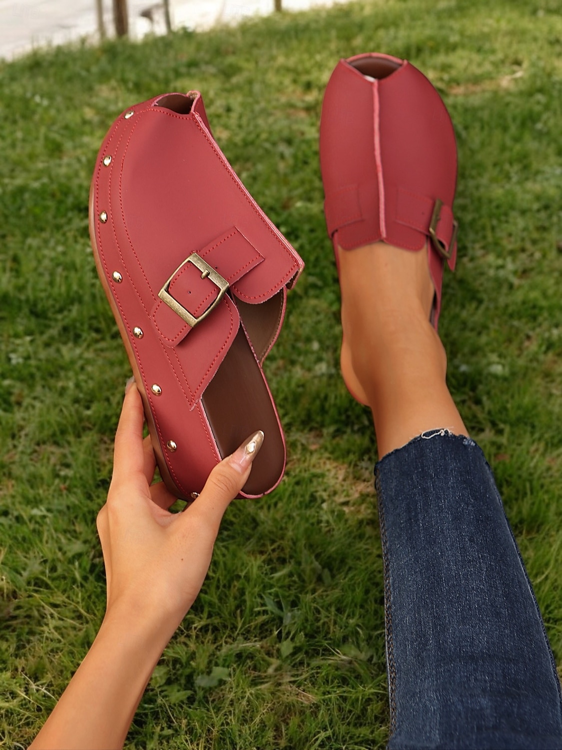 női peep-toe wedge öszvérek csatos pántokkal és szegecses díszítéssel – kényelmes felbújós szandál hétköznapi viselethez és nyári kirándulásokhoz 2025 - $26.99 –P7