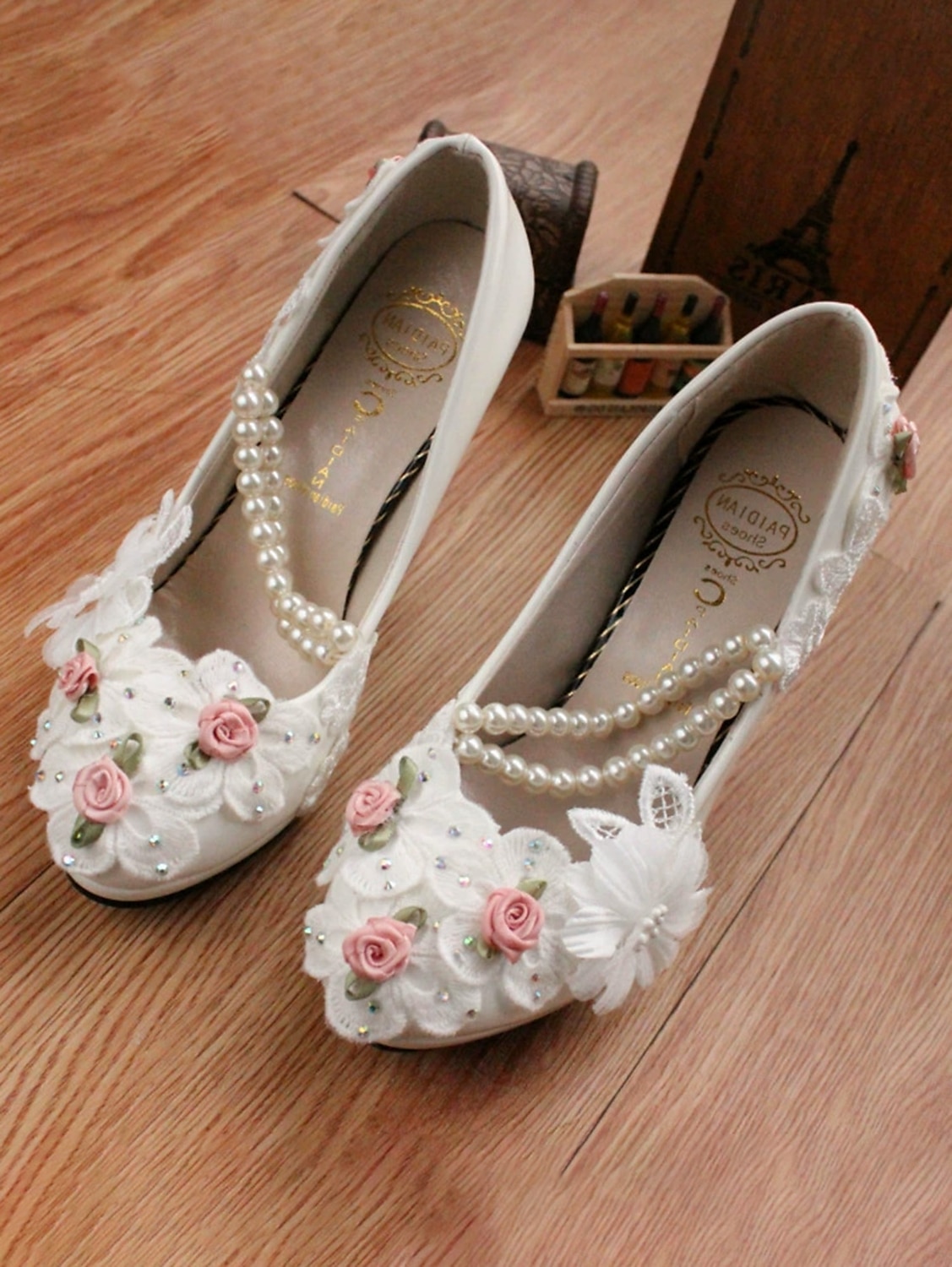 weiße, mit Blumen verzierte Schuhe mit Perlenriemen und niedrigem Absatz für Braut- und Hochzeitsveranstaltungen 2025 - $46.99 –P1