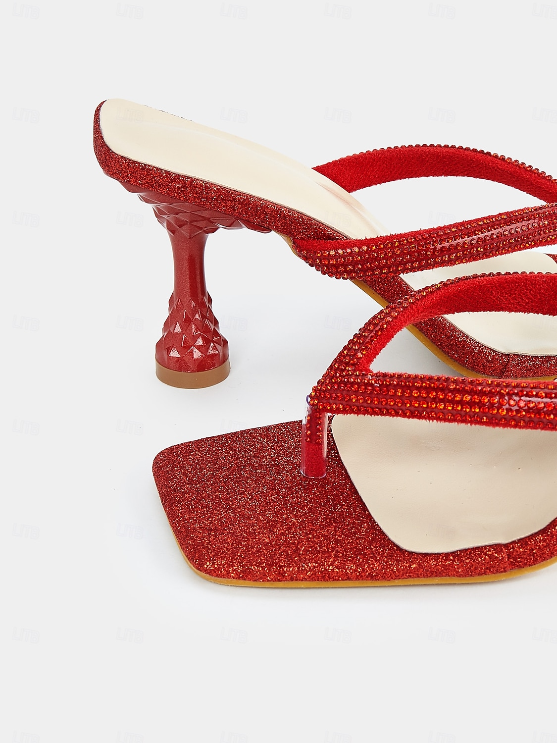 sandali bassi a V con glitter verdi: sandali aperti eleganti e unici per donna, con punta affilata e dettagli glitterati, ideali per le occasioni serali e festive. del 2025 a $32.99 -P5