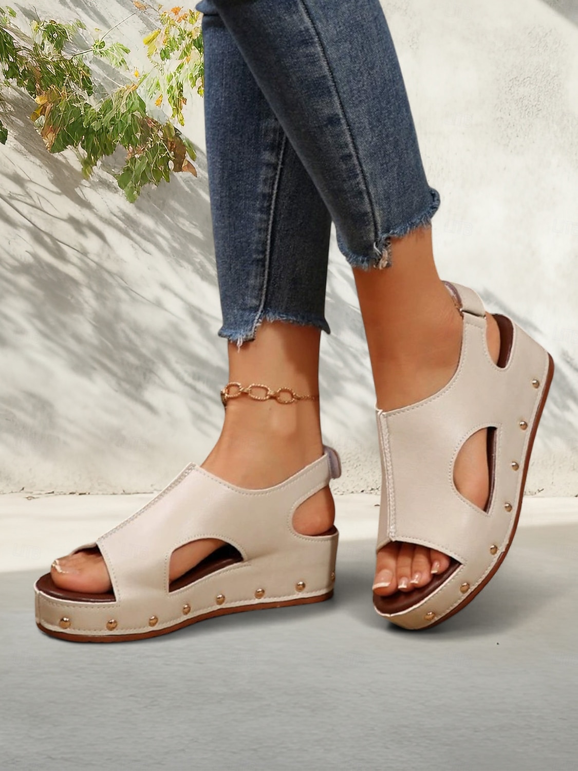 sandales compensées découpées noires pour femmes avec détails cloutés et semelle plateforme confortable - chaussures d'été tendance pour les sorties décontractées et à la plage de 2025 ? $26.99 –P1