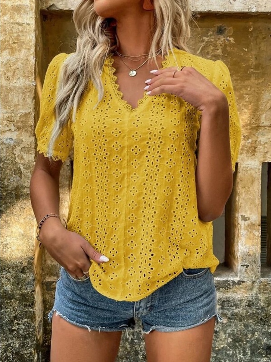 Blouses en dentelle élégantes blanches pour femmes blouse à œillets décontractée unie régulière à manches courtes en V dentelle œillets coupe régulière quotidienne blancs jaunes romantiques petits de 2025 ? $21.99 –P12