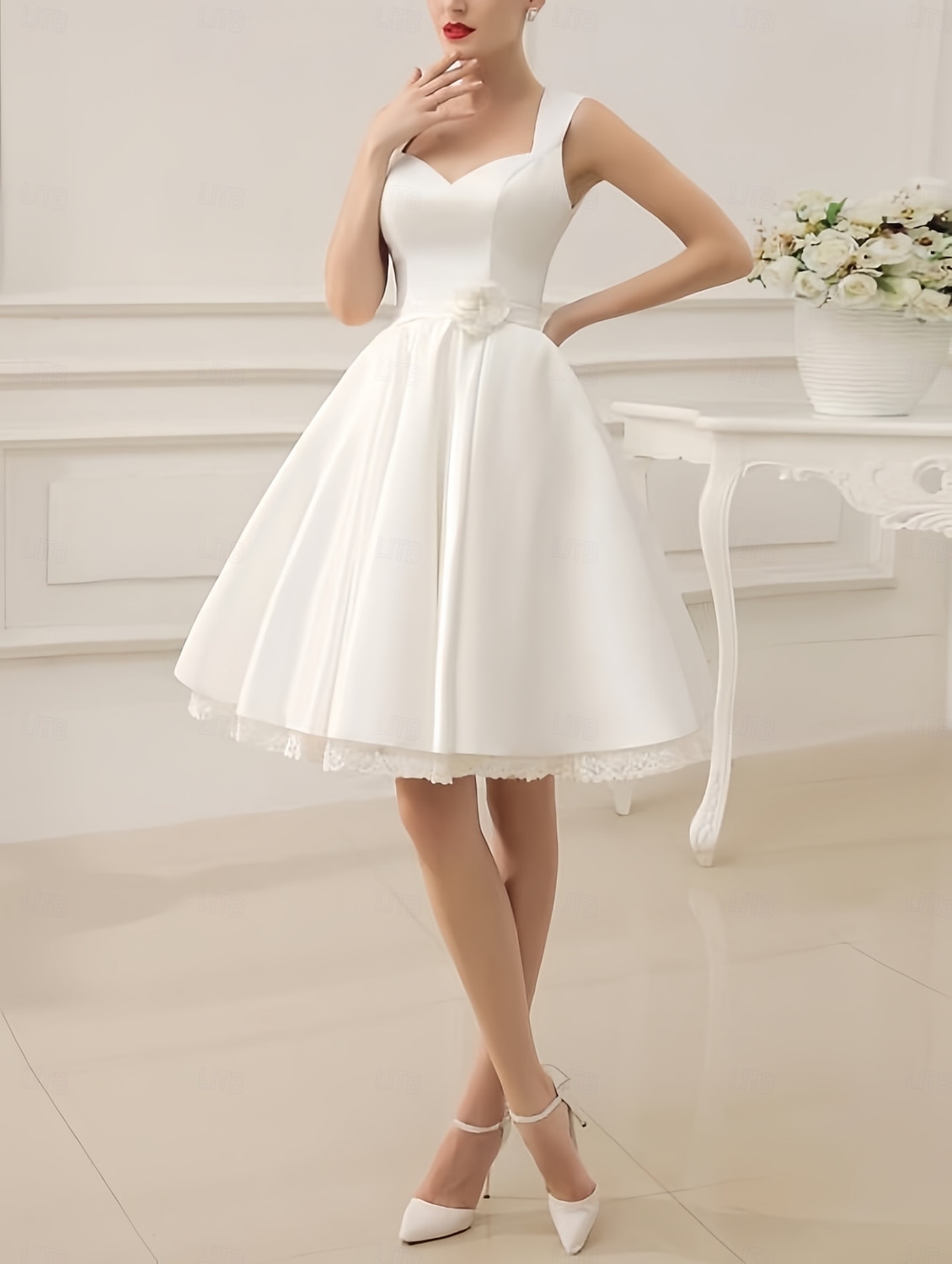 Robe Blanche de Petite Remise de Diplôme de Fiançailles Robes de Mariage A-Ligne Col Carré Sans Manches Courte  Mini Satin Robes de Mariée Avec Sash  Ruban Fleur de 2025 ? $149.99 –P1