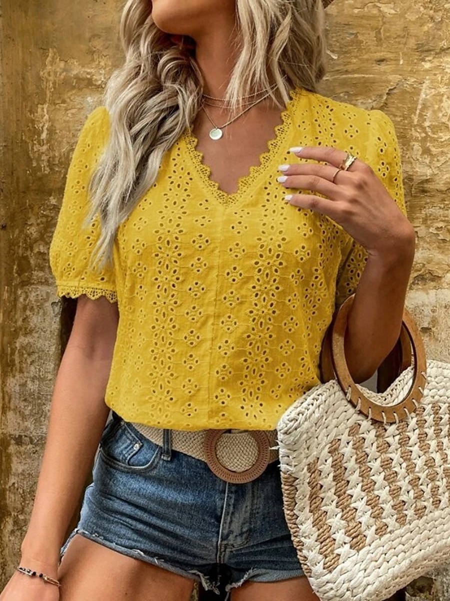 Blouses en dentelle élégantes blanches pour femmes blouse à œillets décontractée unie régulière à manches courtes en V dentelle œillets coupe régulière quotidienne blancs jaunes romantiques petits de 2025 ? $21.99 –P10
