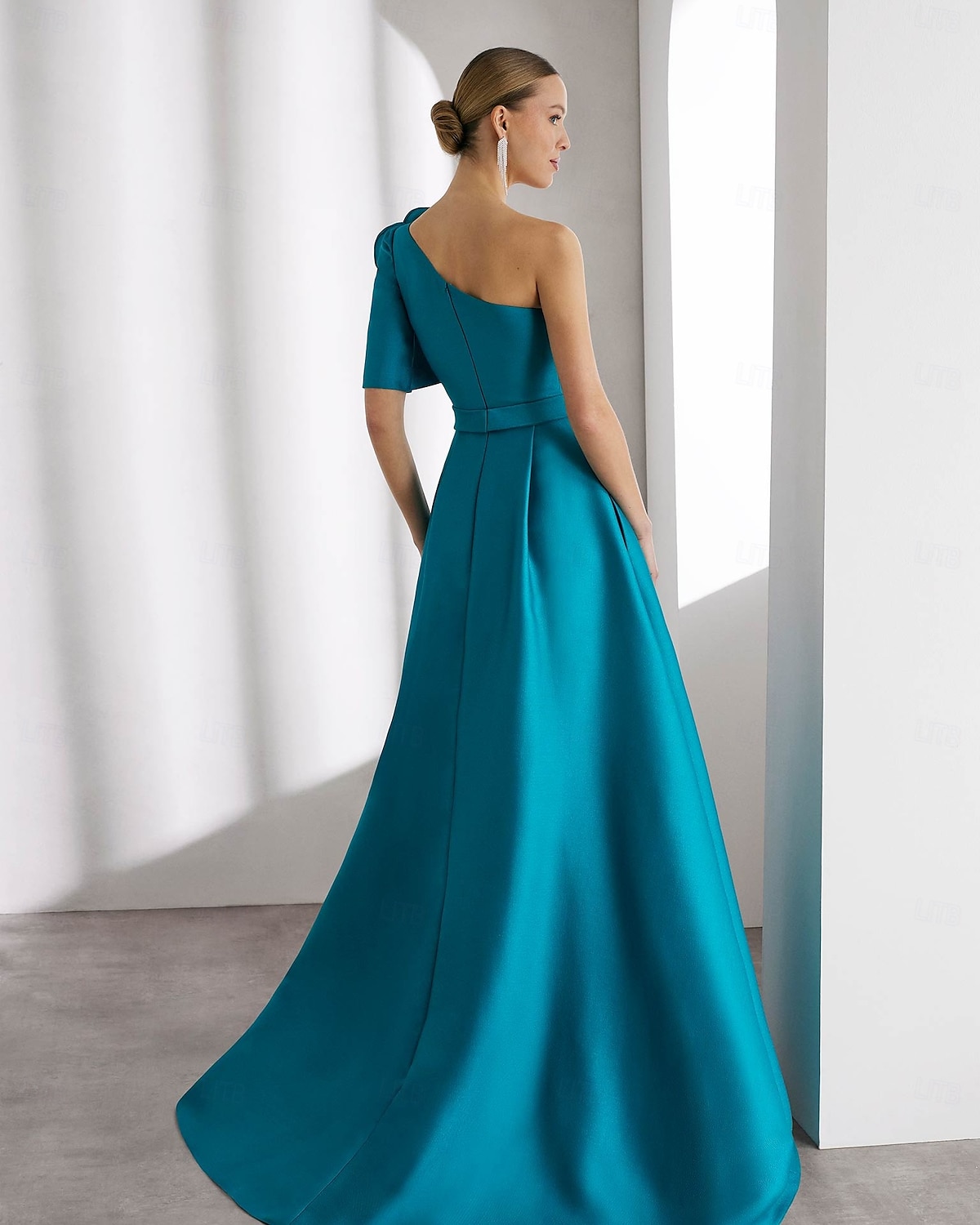 Robe de soirée A-line élégante robe de mariage longueur au sol manches courtes une épaule robe de la mère de la mariée champagne en satin avec fleur à l'épaule de 2025 ? $167.99 –P2