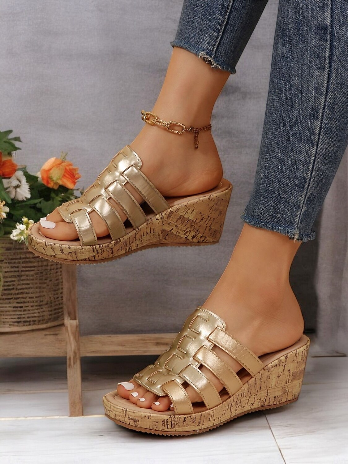 sandales compensées dorées à lanières pour femmes avec semelle en imitation liège – chaussures d'été élégantes pour les tenues décontractées et de plage de 2025 ? $26.99 –P3
