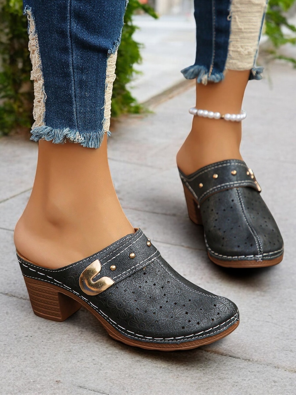 mules perforées à fleurs rouges pour femmes avec talon bloc et détails cloutés - sabots confortables à enfiler pour les sorties décontractées et la mode printanière de 2025 ? $24.99 –P3
