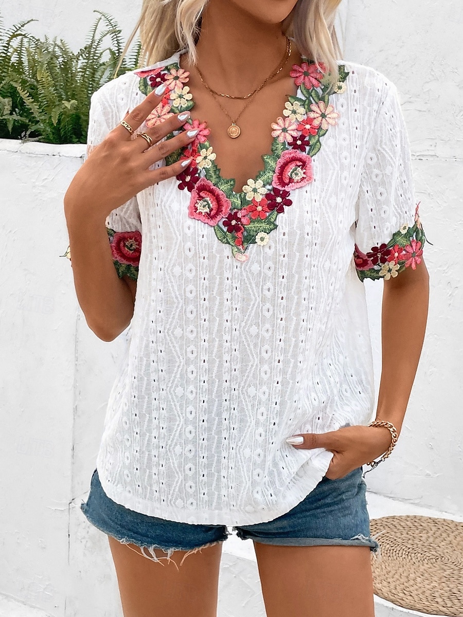 Bluse Eleganti in Pizzo Bianco per Donna con Occhielli Blusa Fashion Moderna Colore Unito Top Regolari a Maniche Corte Collo a V Ricamata Fit Regolare Weekend Romantico Petits da Indossare in Estate del 2025 a $27.99 –P4