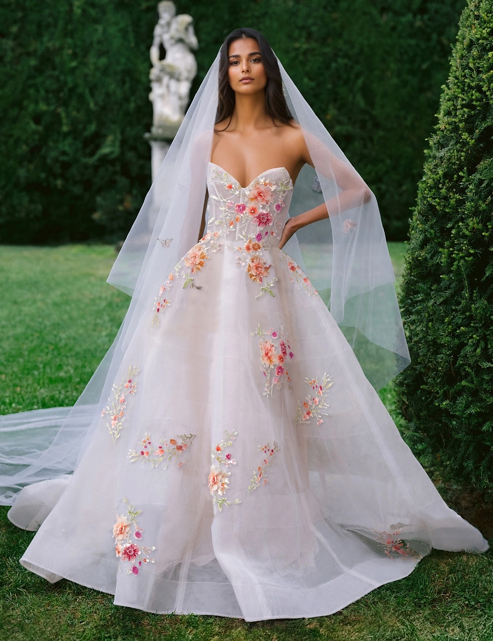 Abiti da Sposa Floreali Abito A-Line Scollatura a Cuore Senza Maniche Applicazioni in Pizzo Paillettato 3D Coda della Cappella Tulle Abiti da Sposa con Colore Solido del 2025 a $232.99 –P1
