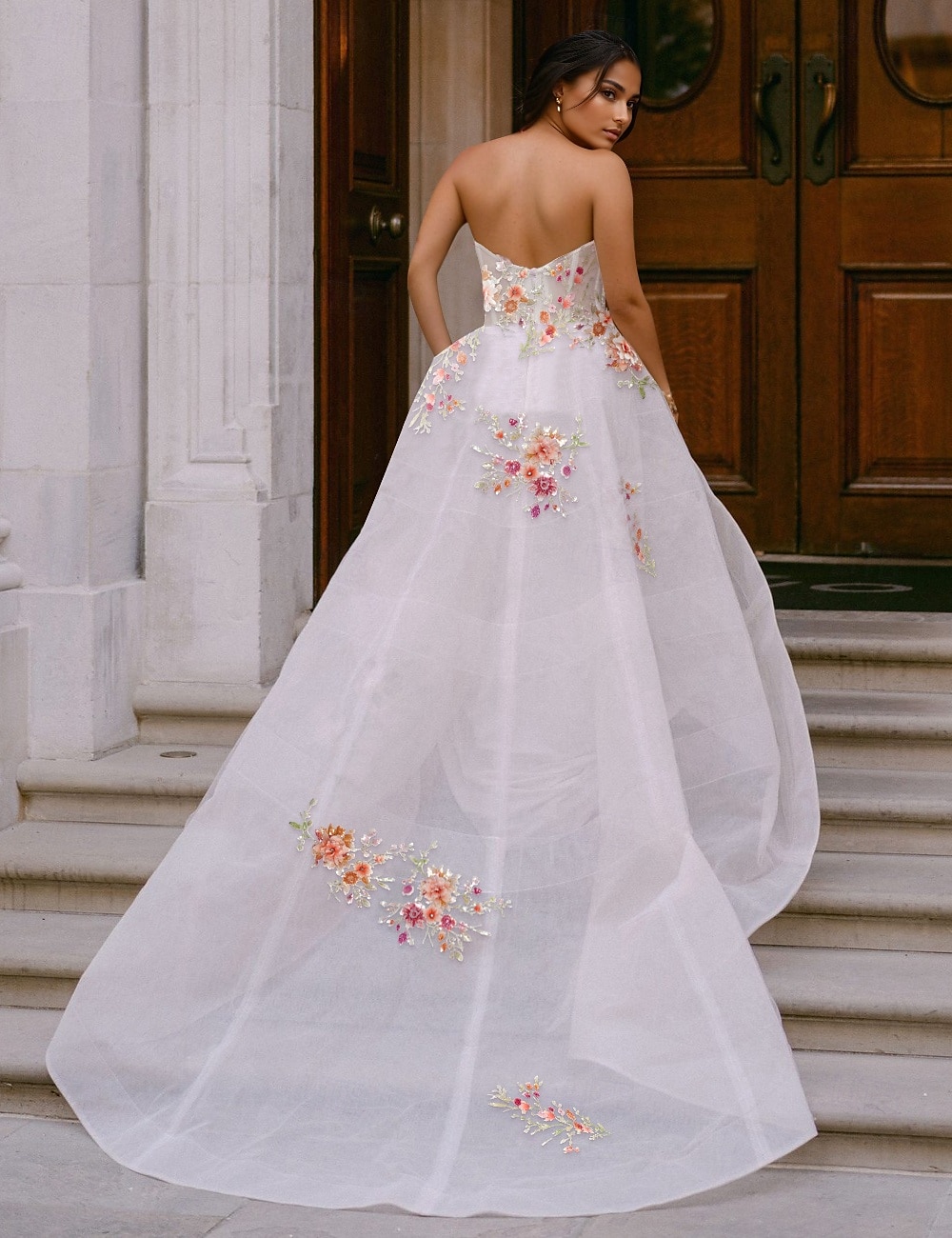 Abiti da Sposa Floreali Abito A-Line Scollatura a Cuore Senza Maniche Applicazioni in Pizzo Paillettato 3D Coda della Cappella Tulle Abiti da Sposa con Colore Solido del 2025 a $232.99 –P3