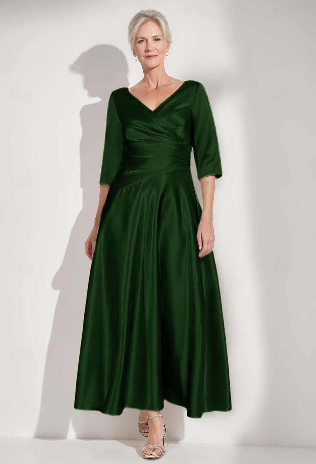 Vestido Mãe da Noiva A-Line Elegante Simples Luxuoso Decote V Gola de Camisa Comprimento Total Cetim Manga Curta com Pregas de 2025 por $146.99 –P7