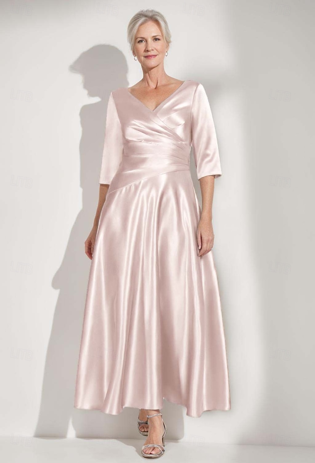 Vestido Mãe da Noiva A-Line Elegante Simples Luxuoso Decote V Gola de Camisa Comprimento Total Cetim Manga Curta com Pregas de 2025 por $146.99 –P5