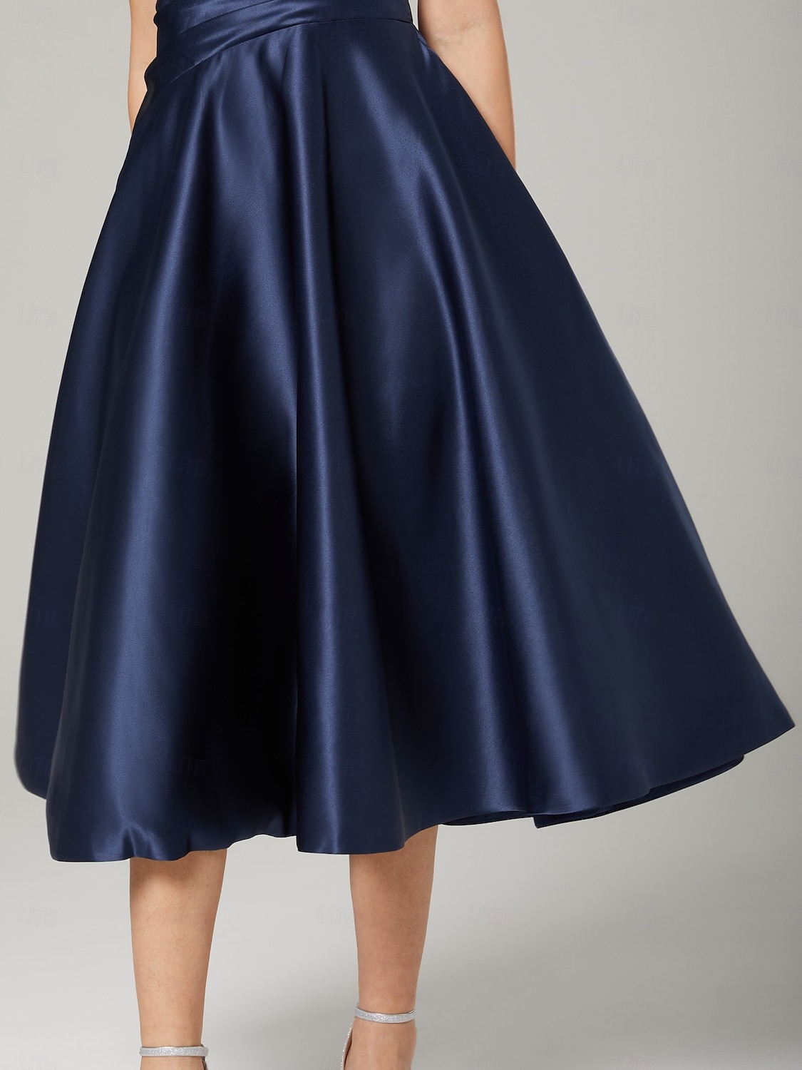 Abito A-Line Abito per Madre della Sposa Elegante Collo a V Lunghezza Te Charmeuse Senza Maniche con Ruches del 2025 a $132.99 –P6