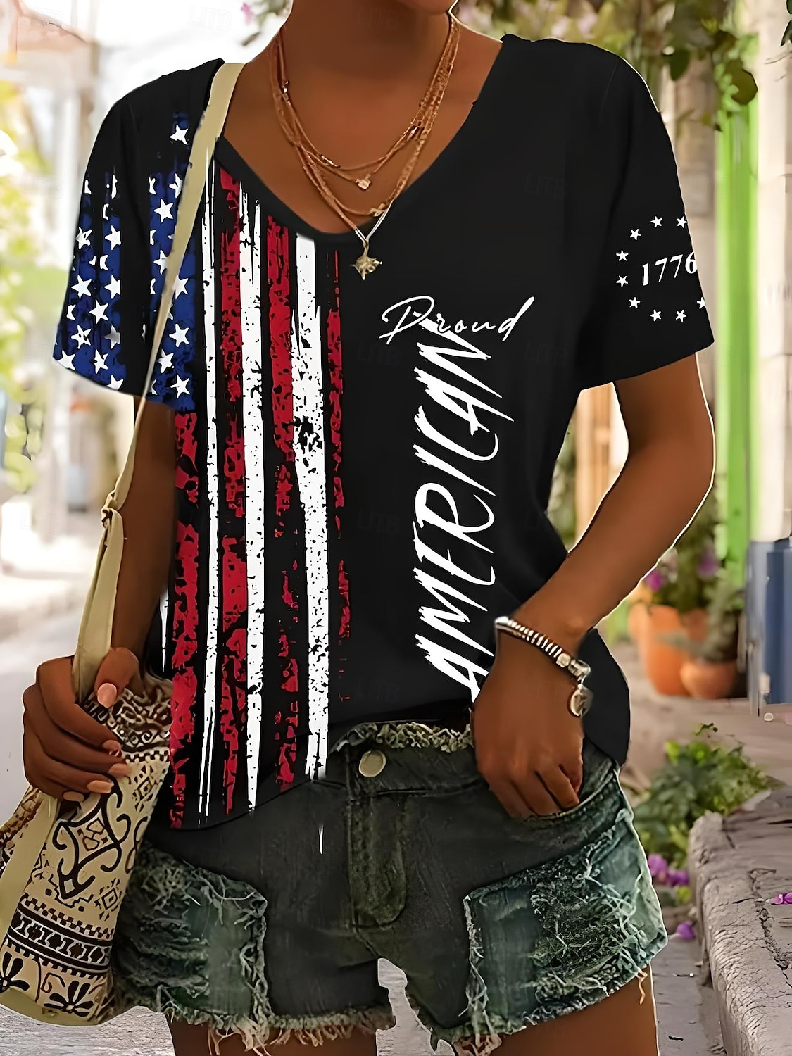 T-shirt féminin Jour de l'Indépendance Drapeau Drapeau américain Drapeau national Élégant Décontracté Manche courte Col en V Hauts réguliers Imprimé quotidien Week-end Noir Été Printemps de 2025 ? $19.99 –P1