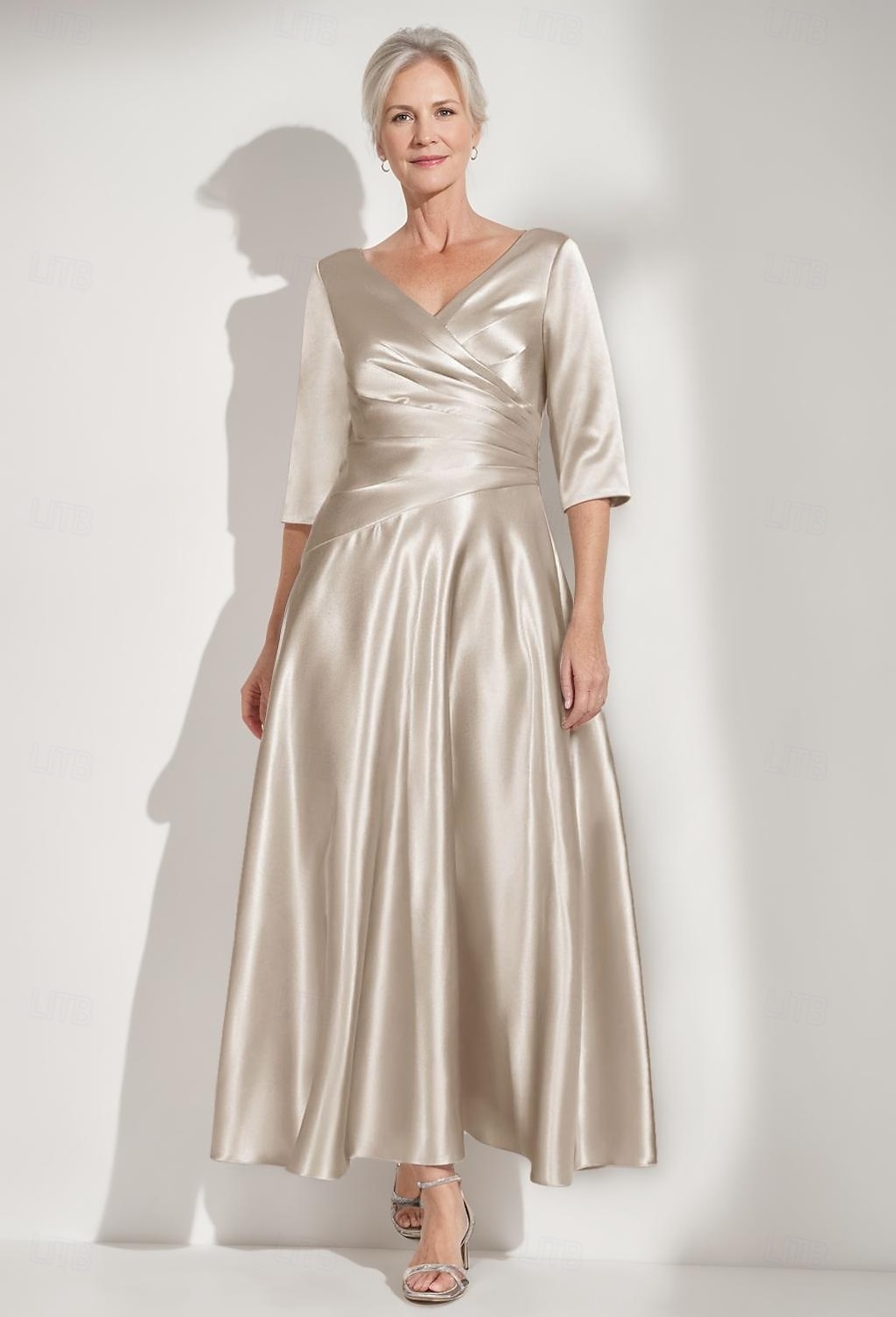 Vestido Mãe da Noiva A-Line Elegante Simples Luxuoso Decote V Gola de Camisa Comprimento Total Cetim Manga Curta com Pregas de 2025 por $146.99 –P1