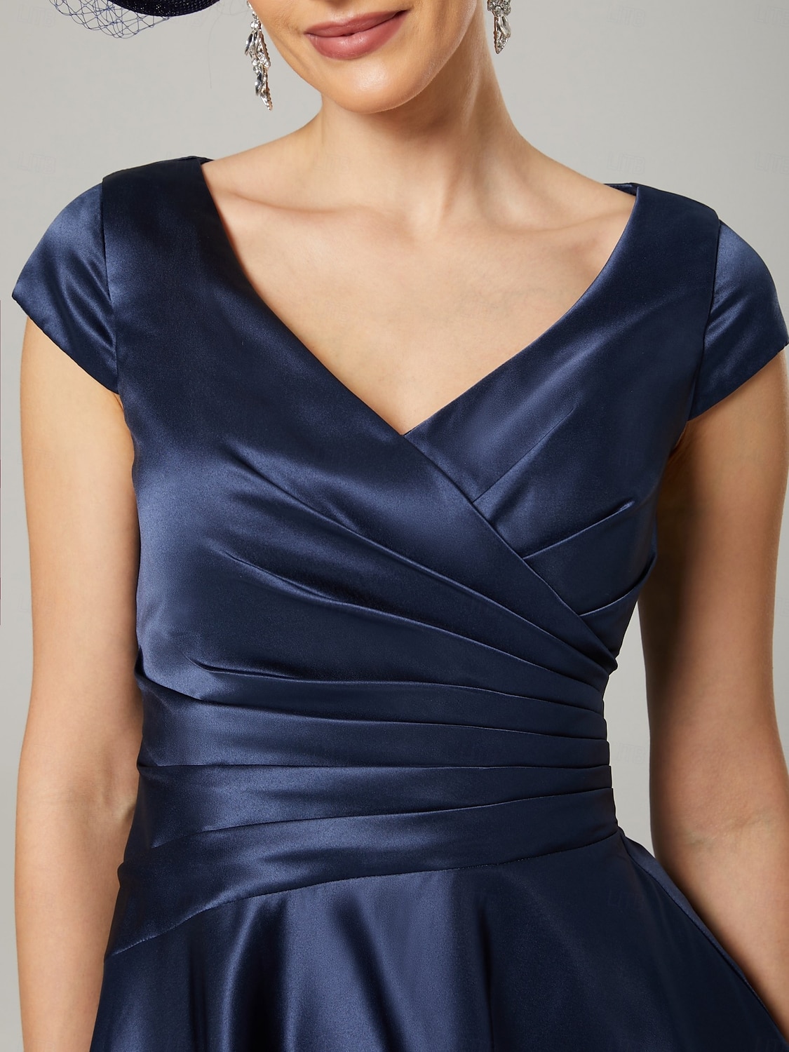 Abito A-Line Abito per Madre della Sposa Elegante Collo a V Lunghezza Te Charmeuse Senza Maniche con Ruches del 2025 a $132.99 –P5