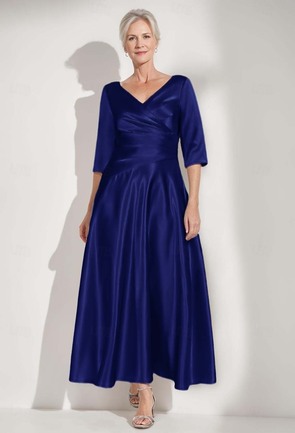 Vestido Mãe da Noiva A-Line Elegante Simples Luxuoso Decote V Gola de Camisa Comprimento Total Cetim Manga Curta com Pregas de 2025 por $146.99 –P6