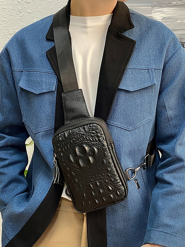 svart krokodillepreget crossbody-veske i skinn for menn – kompakt slengveske med justerbar stropp for daglig bruk 2025 - $19.99 –P3