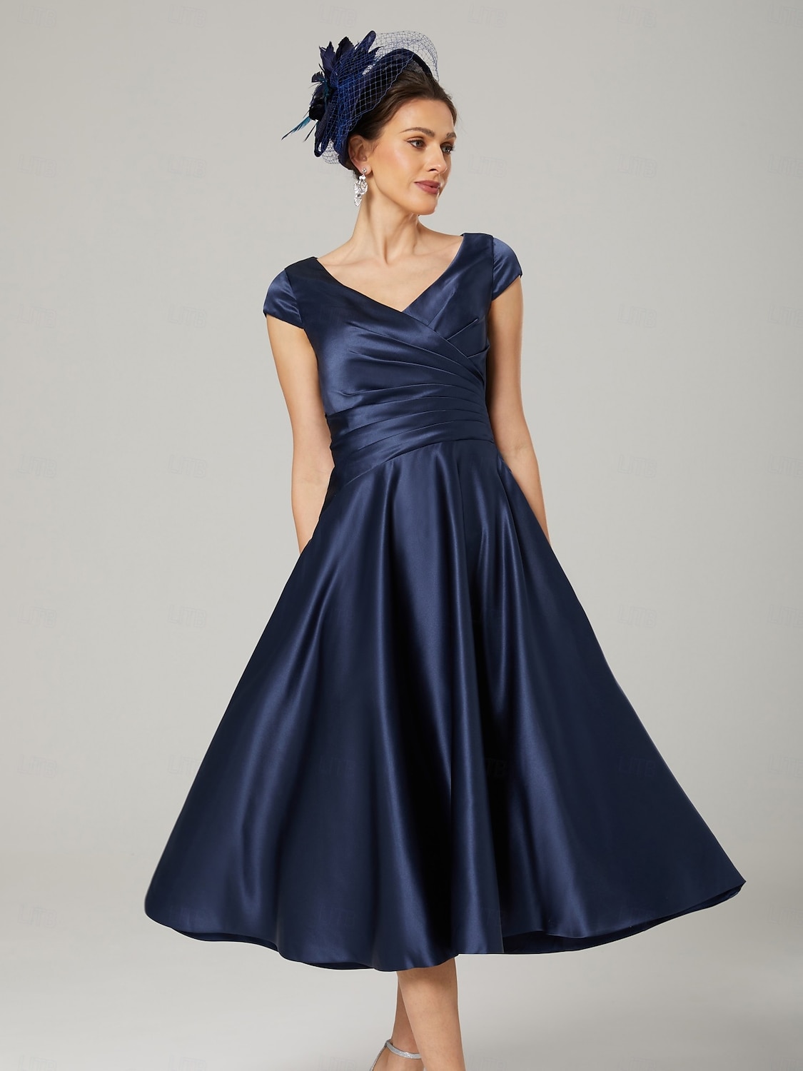 Abito A-Line Abito per Madre della Sposa Elegante Collo a V Lunghezza Te Charmeuse Senza Maniche con Ruches del 2025 a $132.99 –P1