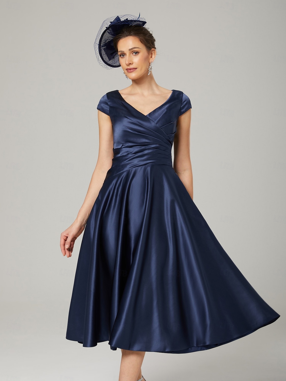 Abito A-Line Abito per Madre della Sposa Elegante Collo a V Lunghezza Te Charmeuse Senza Maniche con Ruches del 2025 a $132.99 –P3