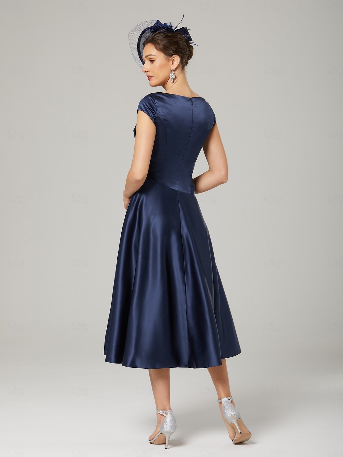 Abito A-Line Abito per Madre della Sposa Elegante Collo a V Lunghezza Te Charmeuse Senza Maniche con Ruches del 2025 a $132.99 –P2