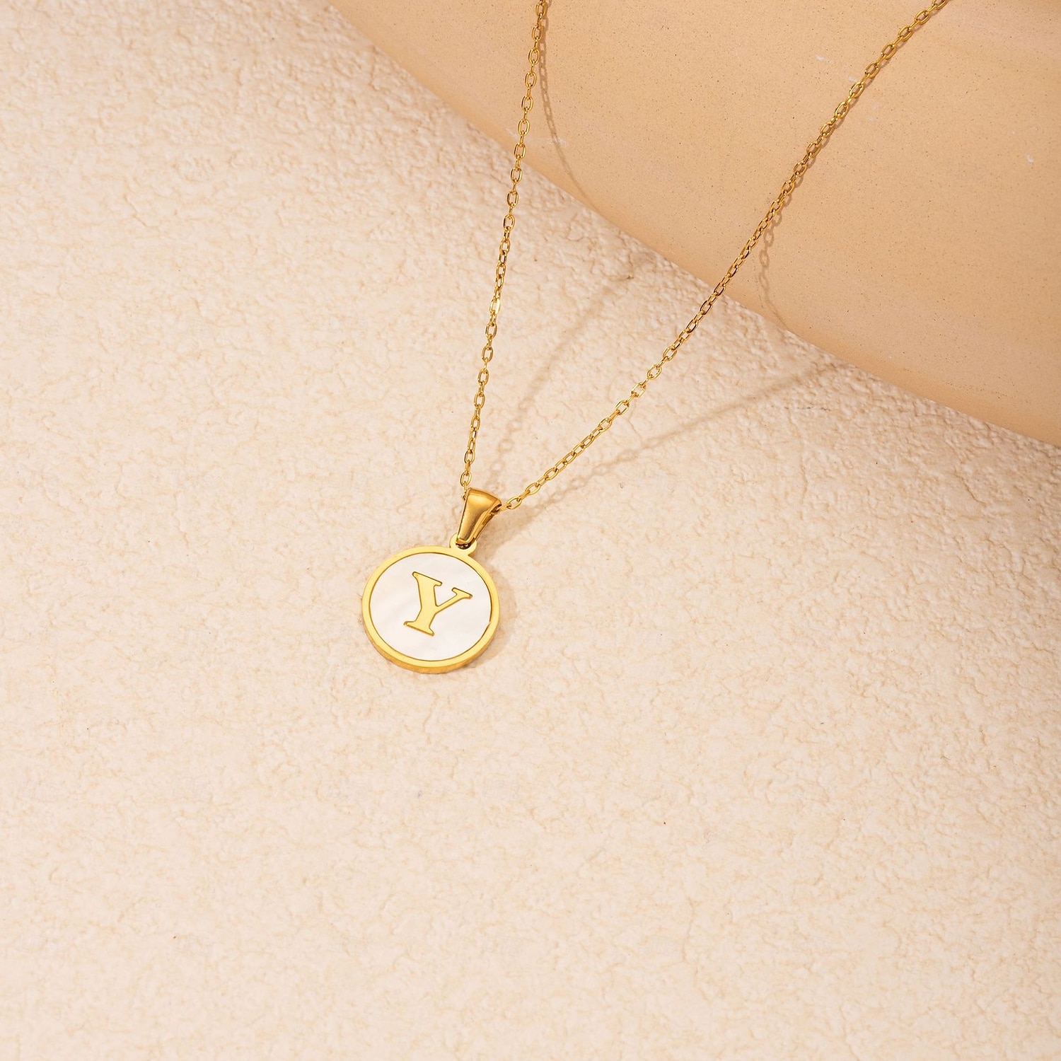 personalizovaný dopisní náhrdelník, dárek pro maminku, přívěsek z nerezové oceli pozlacený 18k zlatem, kulatý design mušle, náhrdelník s abecedou a-z, odolné šperky z titanové oceli pro ženy 2025 - $4.99 –P5