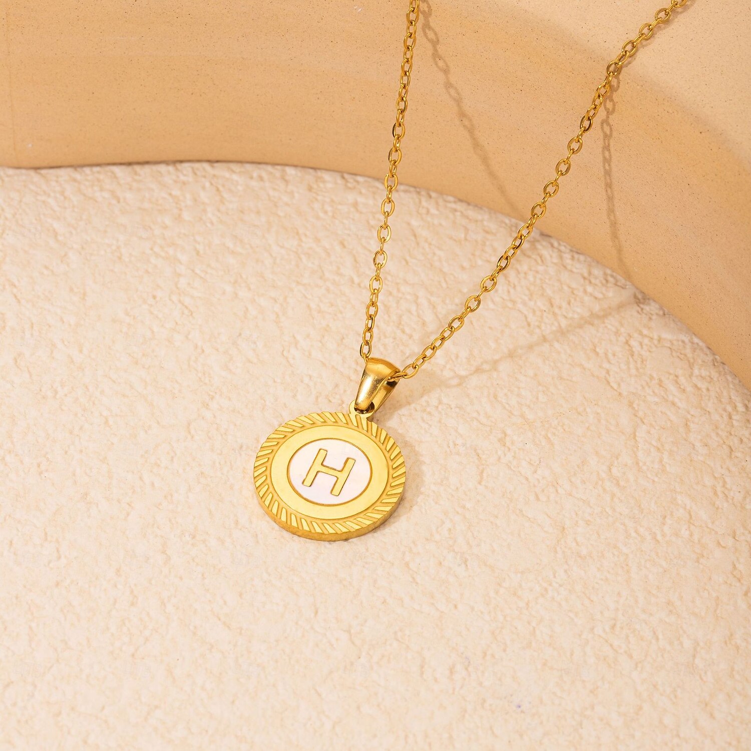 colar de letras personalizado, presente para a mãe, pingente de aço titânio banhado a ouro 18k, colar de alfabeto redondo de a a z inspirado em conchas, corrente de clavícula unissex minimalista de 2025 por $5.99 –P12